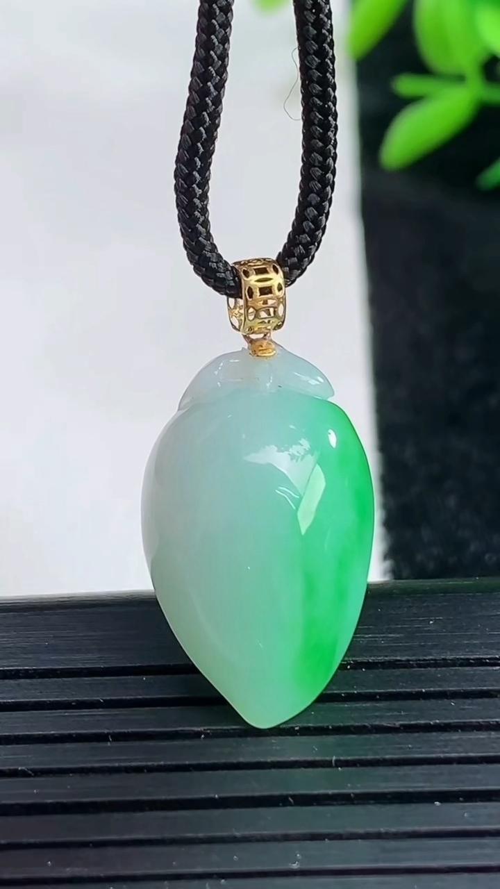 天然A货翡翠寿桃吊坠尺寸23.1-14-9重量:4.62g
3月25日