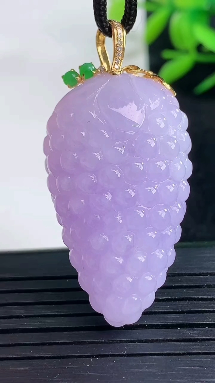 天然A货翡翠18K金紫罗兰多子多福 葡萄吊坠尺寸38.7-22.4-11.9重量:17.77g
3月