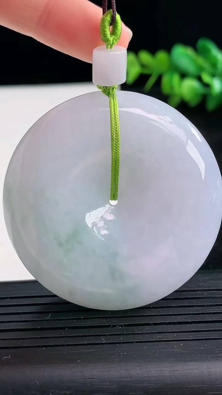 天然A货翡翠春带彩紫罗兰平安扣吊坠尺寸50.6-12.3重量:66.35g
3月25日