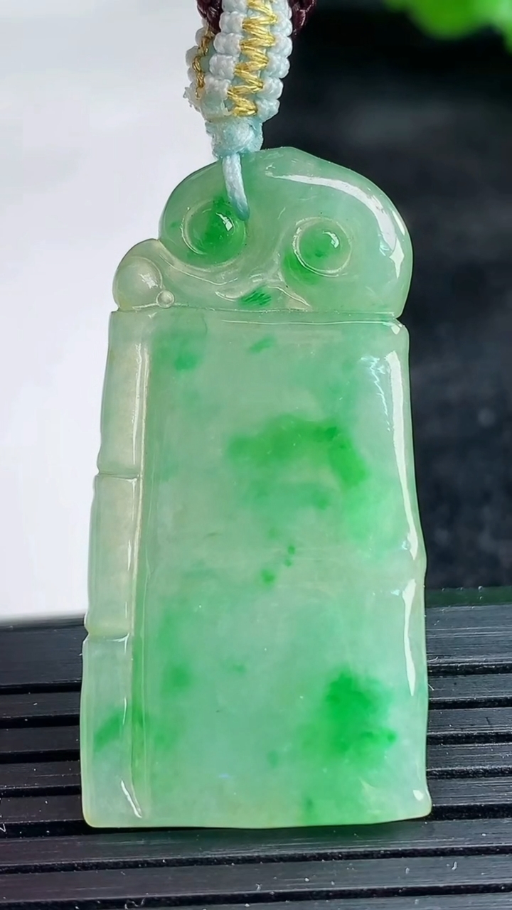 天然A货翡翠节节高升 竹节吊坠尺寸37.7-18.7-3.7重量:5.59g
3月25日
