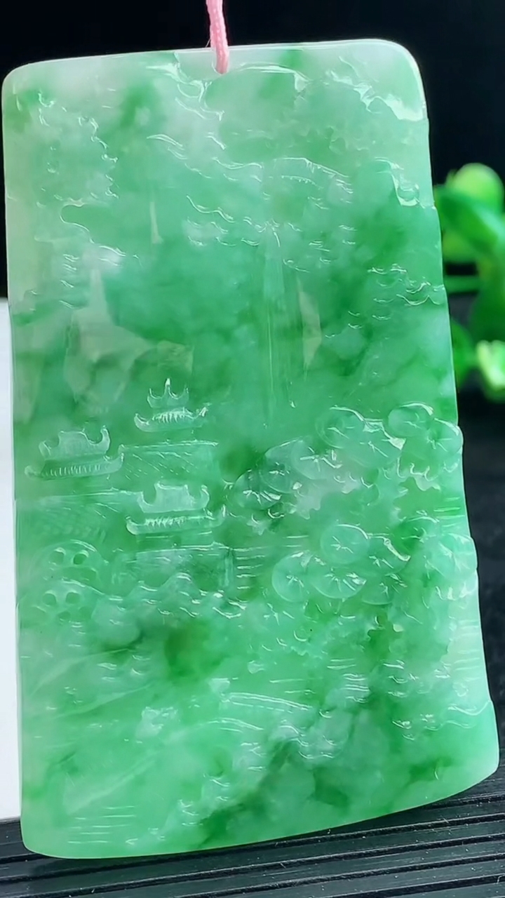 天然A货翡翠山水牌吊坠尺寸69.1-43.5-5.1重量:40.34g
3月25日