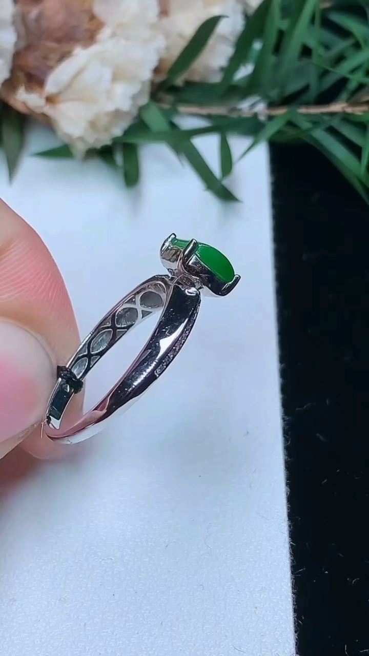 天然A货翡翠马鞍戒指，尺寸17-8.7-5.3，重量:2.36g2026年3月25日
工厂直销收藏佳品,种好水足，色泽均匀，有种有色，上手高大气！
