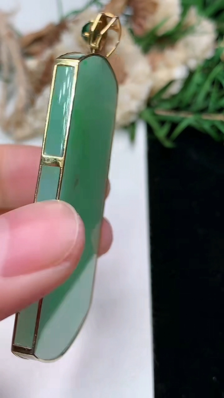 天然A货翡翠无事牌吊坠，尺寸54.2-32.2-3.8，重量:18.66g
3月25日