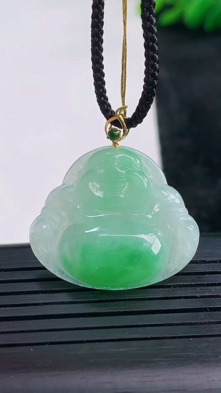 天然A货翡翠佛公吊坠尺寸23.8-27.8-5.1重量:5.08g
3月25日