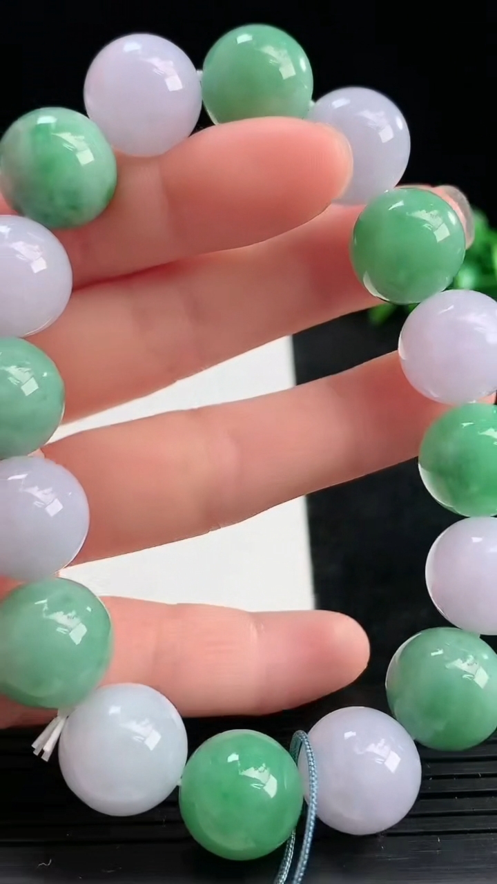 天然A货翡翠圆珠手串尺寸12.9-16颗重量:63.97g3月25日
工厂直销收藏佳品,种好水足，色泽均匀，有种有色，上手高大气！