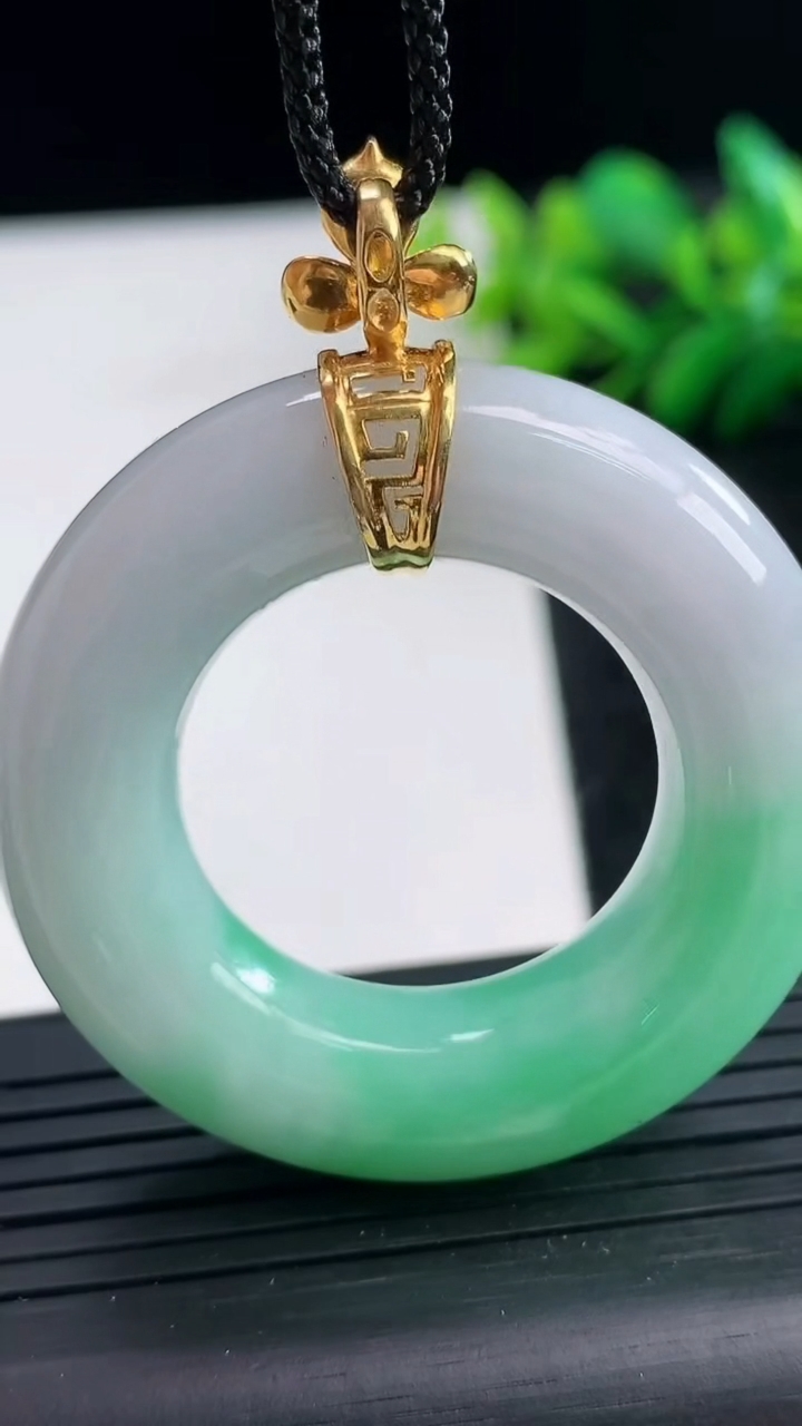 天然A货翡翠平安环吊坠尺寸43.7-9.6重量:29.25g
3月25日