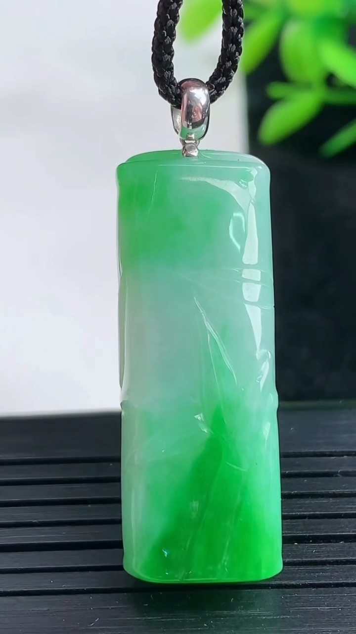 天然A货翡翠节节高升 竹节吊坠尺寸36.1-13-9重量:10.92g
3月25日