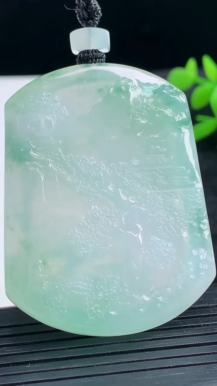 天然A货翡翠种飘花山水牌吊坠尺寸53.1-40.7-6重量:34.27g
3月25日