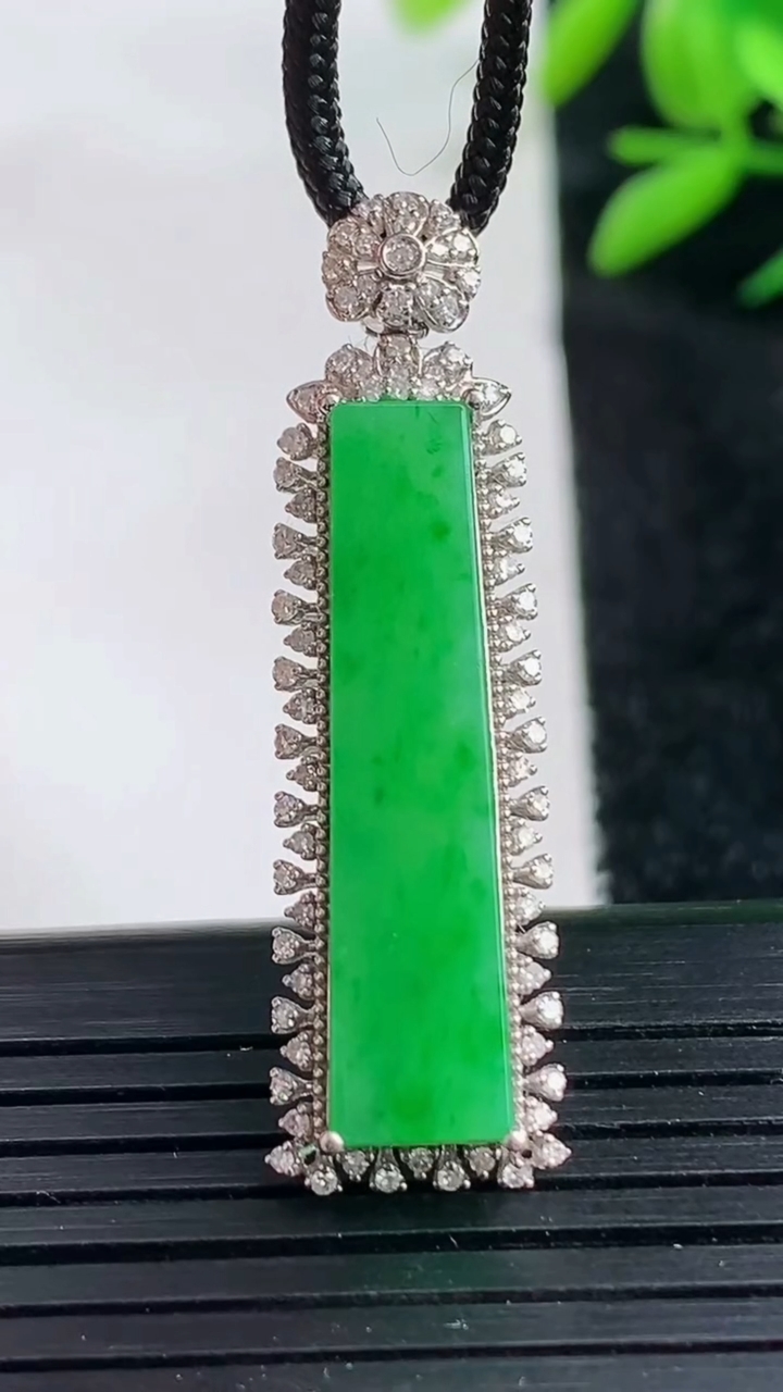 天然A货翡翠无事牌吊坠尺寸38.4-11.3-6.5裸石27.3-6.5重量:4.00g
3月25日