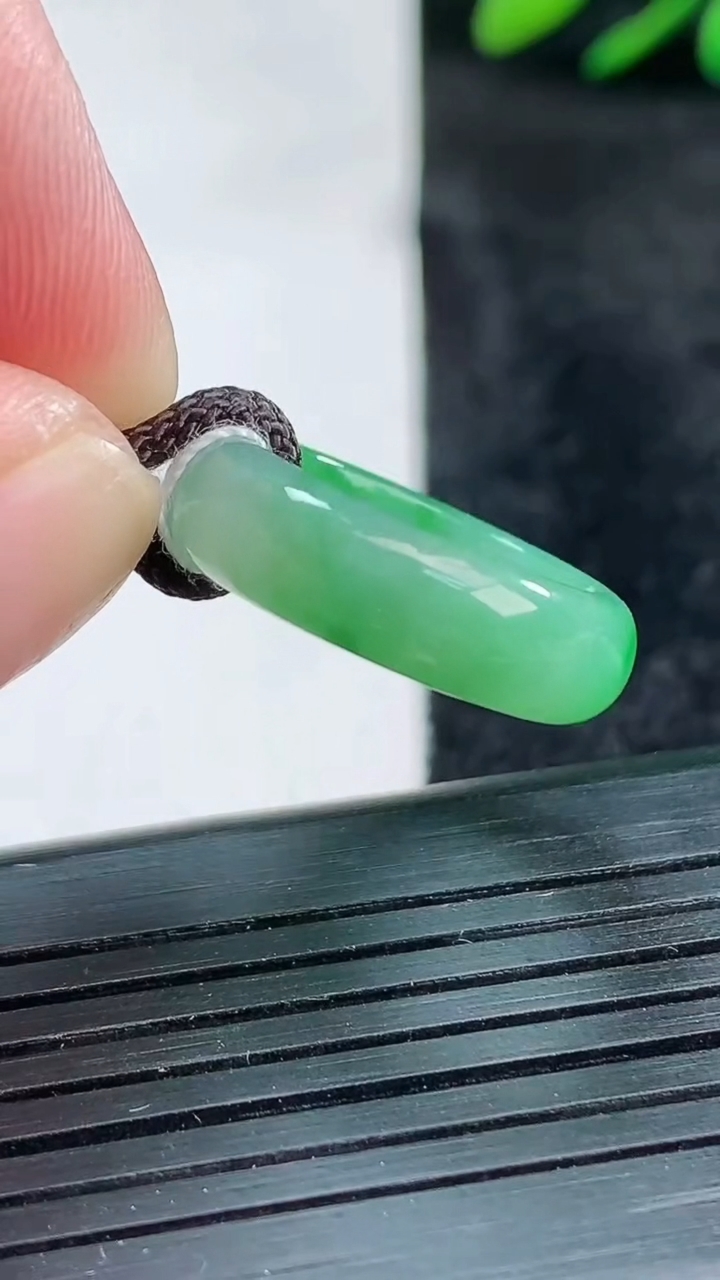 天然A货翡翠指环戒指尺寸15.4-5.7-2.9重量:2.92g2026年3月25日
工厂直销收藏佳品,种好水足，色泽均匀，有种有色，上手高大气！