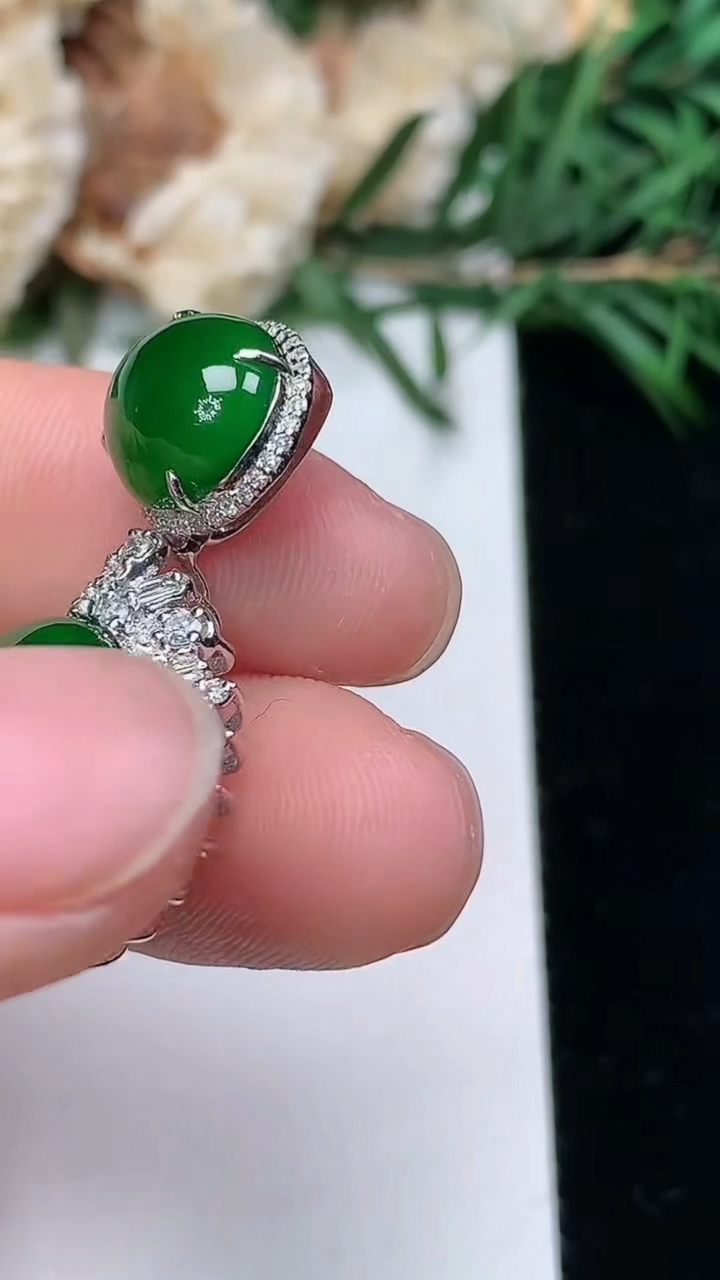 天然A货翡翠蛋面吊坠，尺寸30.3-17-9，裸石12，重量:4.29g
3月25日