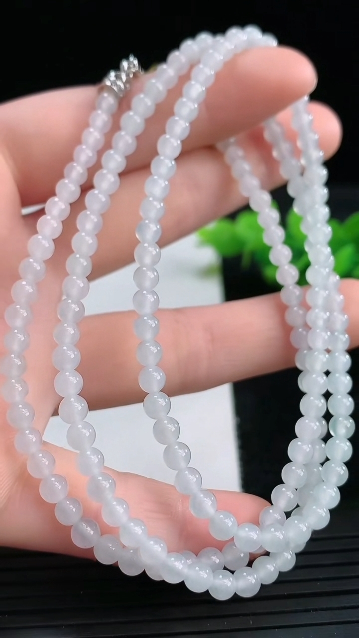 天然A货翡翠飘花小米珠项链尺寸3.8-158颗重量:18.15g
3月25日