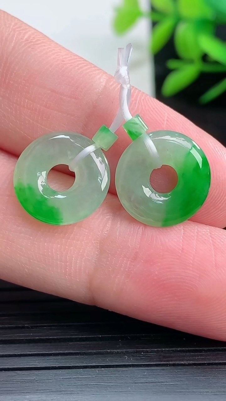 天然A货翡翠平安环吊坠一对尺寸13.3-2.3重量:2.01g
3月25日