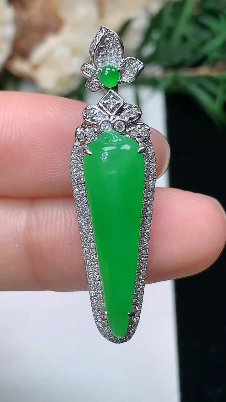 天然A货翡翠福瓜吊坠，尺寸37.3-10-8.4，裸石24-6.8，重量:4.02g
3月25日