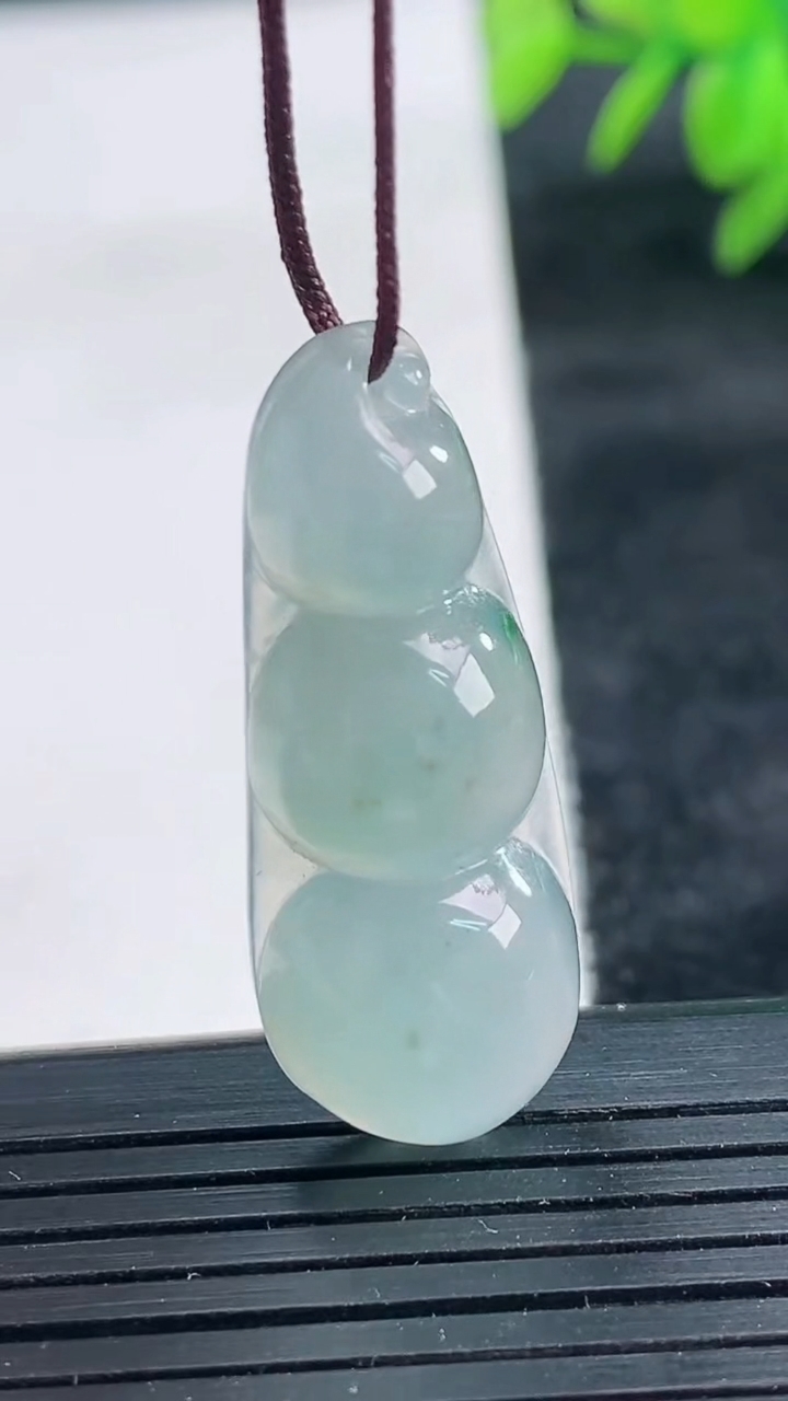 天然A货翡翠飘花福豆吊坠尺寸33.8-13.4-8重量:6.31g
3月25日