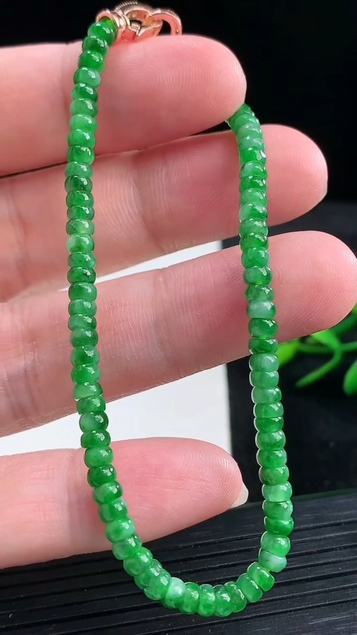 天然A货翡翠算盘珠手串尺寸3.8-2.5重量:7.00g3月25日
工厂直销收藏佳品,种好水足，色泽