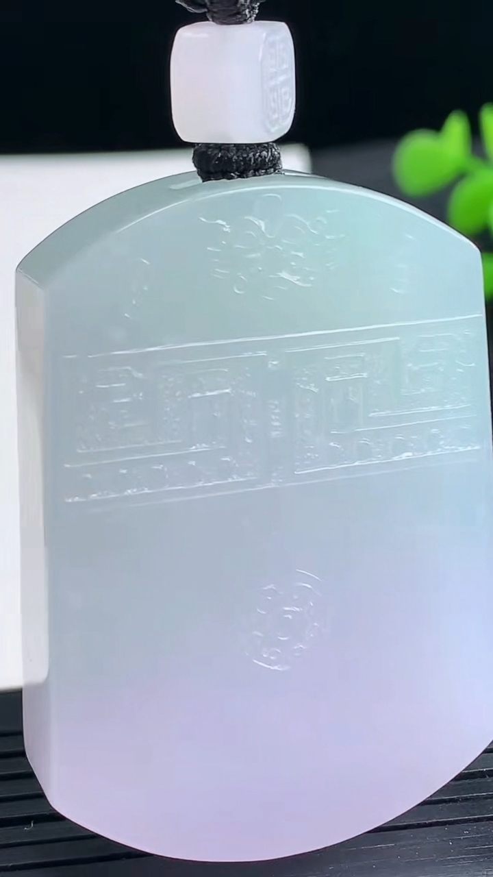 天然A货翡翠紫罗兰仿古无事牌吊坠尺寸49.6-34.8-10.8重量:59.67g
3月25日