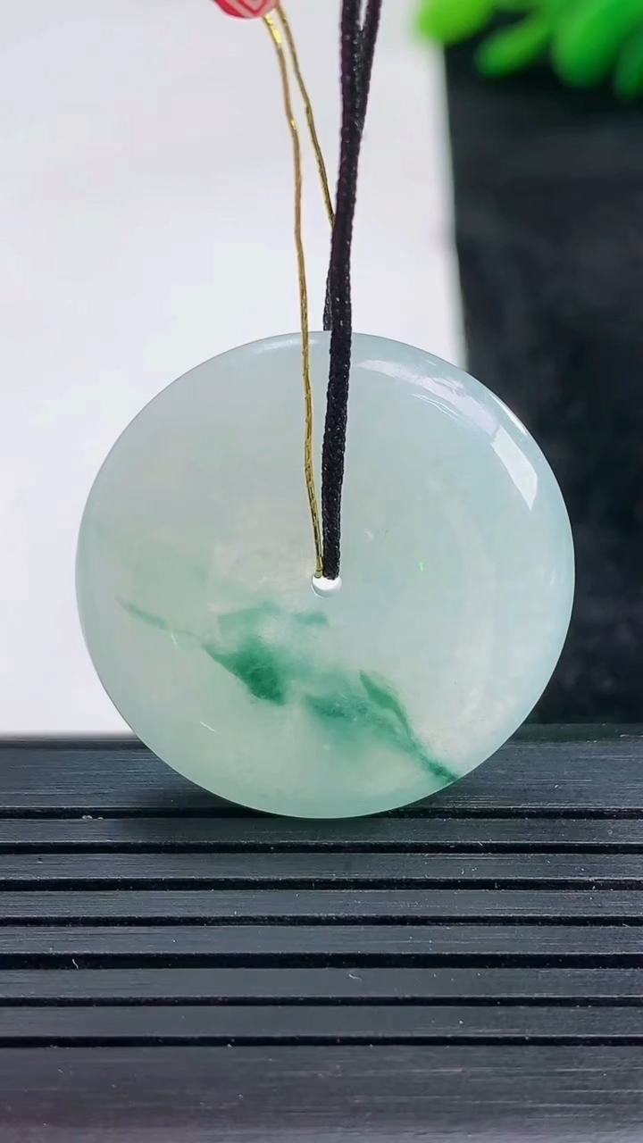 天然A货翡翠飘花平安扣吊坠尺寸27.7-5.1重量:8.61g
3月25日