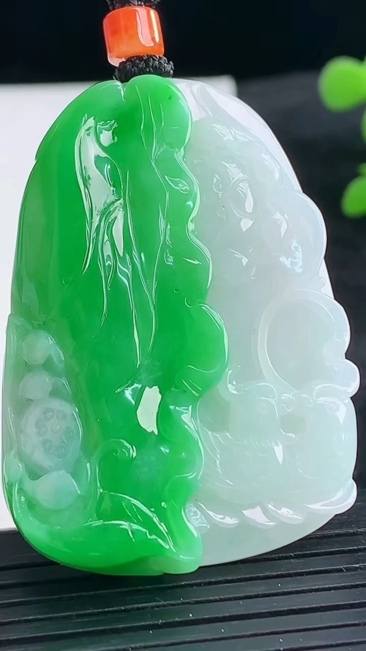 天然A货翡翠和和美美 荷花吊坠尺寸49.6-34.9-8.7重量:31.23g
3月25日