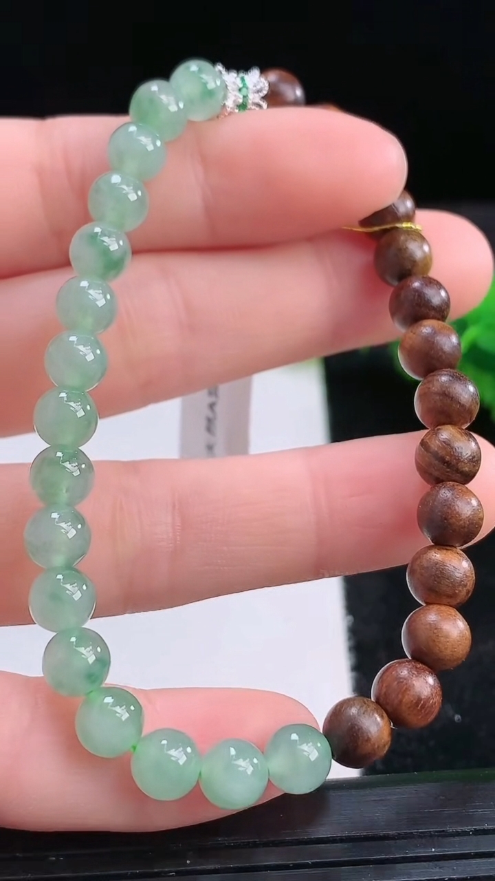 天然A货翡翠檀香圆珠手串尺寸5.7重量:7.77g3月25日
工厂直销收藏佳品,种好水足，色泽均匀，有种有色，上手高大气！