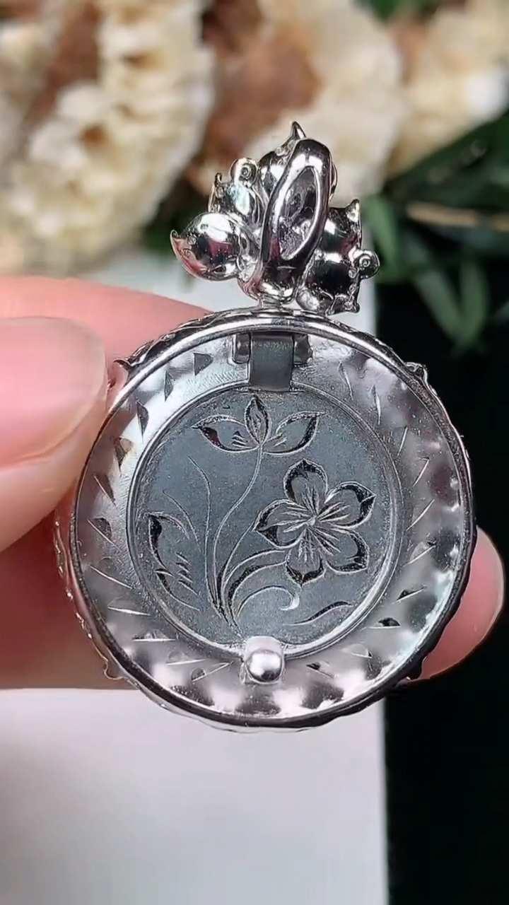 天然A货翡翠平安扣吊坠，尺寸24-7.5，重量:9.88g
3月25日