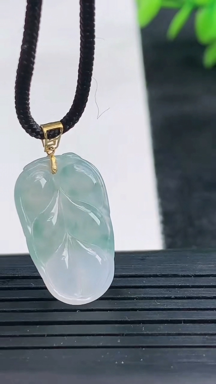 天然A货翡翠18K金飘花金枝玉叶 叶子吊坠尺寸22.3-13.7-4.9重量:2.97g
3月25日