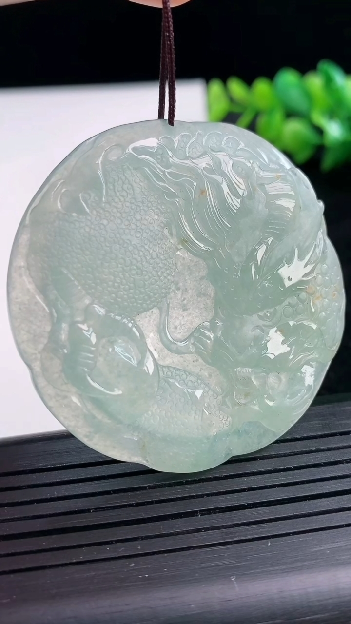 天然A货翡翠龙牌吊坠尺寸53.6-51.9-5.8重量:32.87g
3月25日