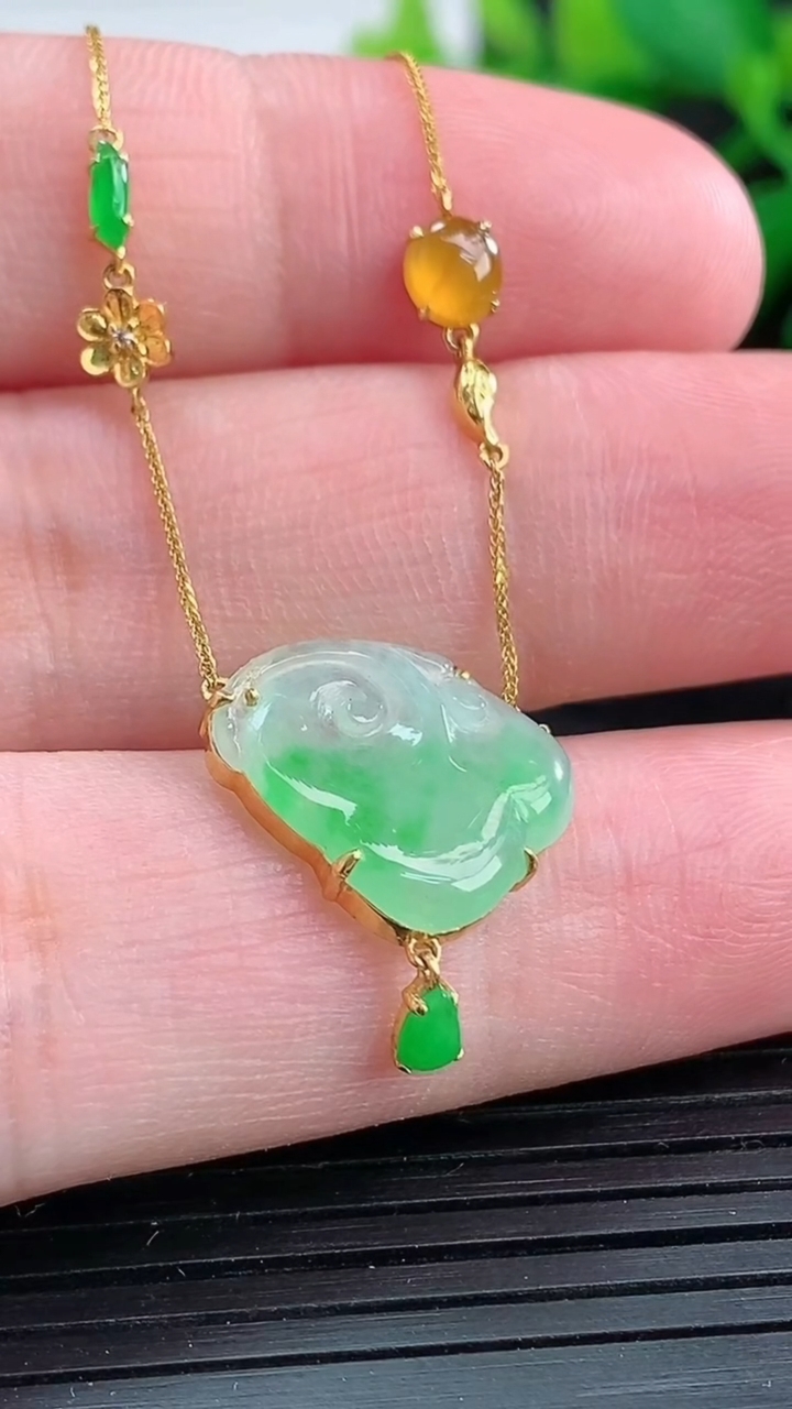 天然A货翡翠如意头吊坠尺寸14.1-16.7-3.1重量:2.65g
3月25日