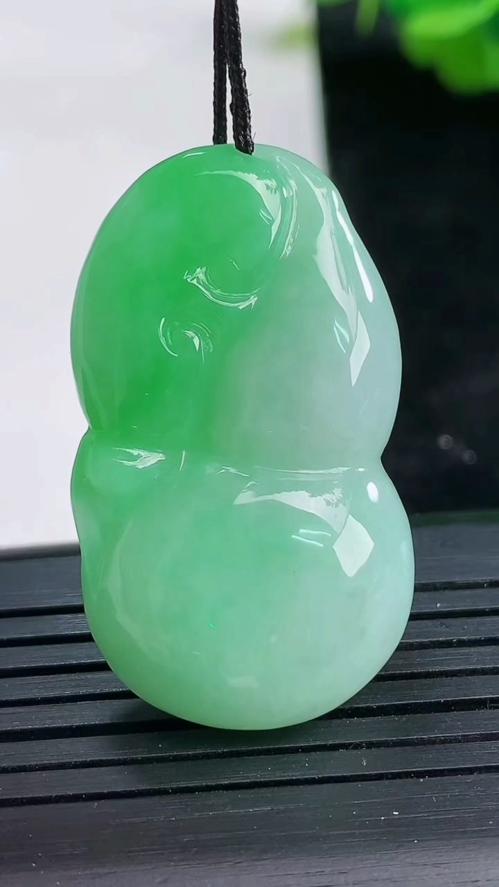 天然A货翡翠葫芦吊坠尺寸37.6-21-9重量:12.64g
3月25日