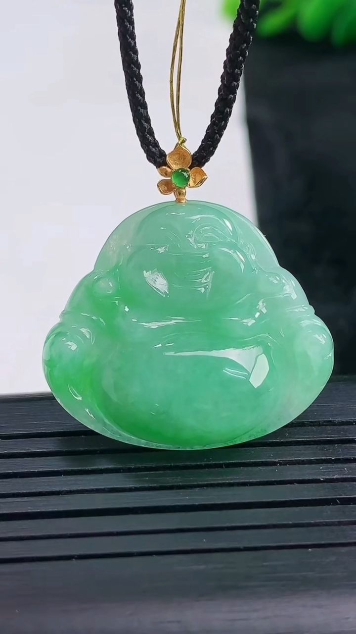 天然A货翡翠佛公吊坠尺寸25.1-29.6-6.1重量:7.07g
3月25日