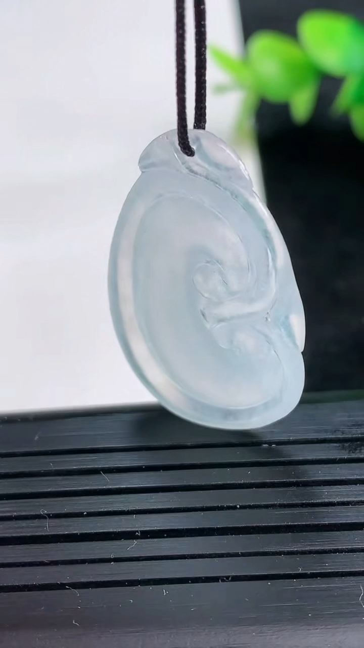 天然A货翡翠如意吊坠尺寸32.9-20.3-4.1重量:4.10g
3月25日