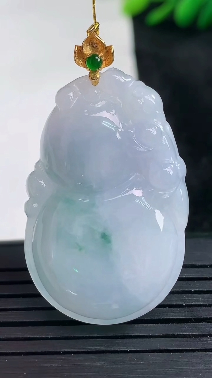 天然A货翡翠18K金紫罗兰飘花葫芦吊坠尺寸37.7-24.1-6.3重量:10.98g
3月25日