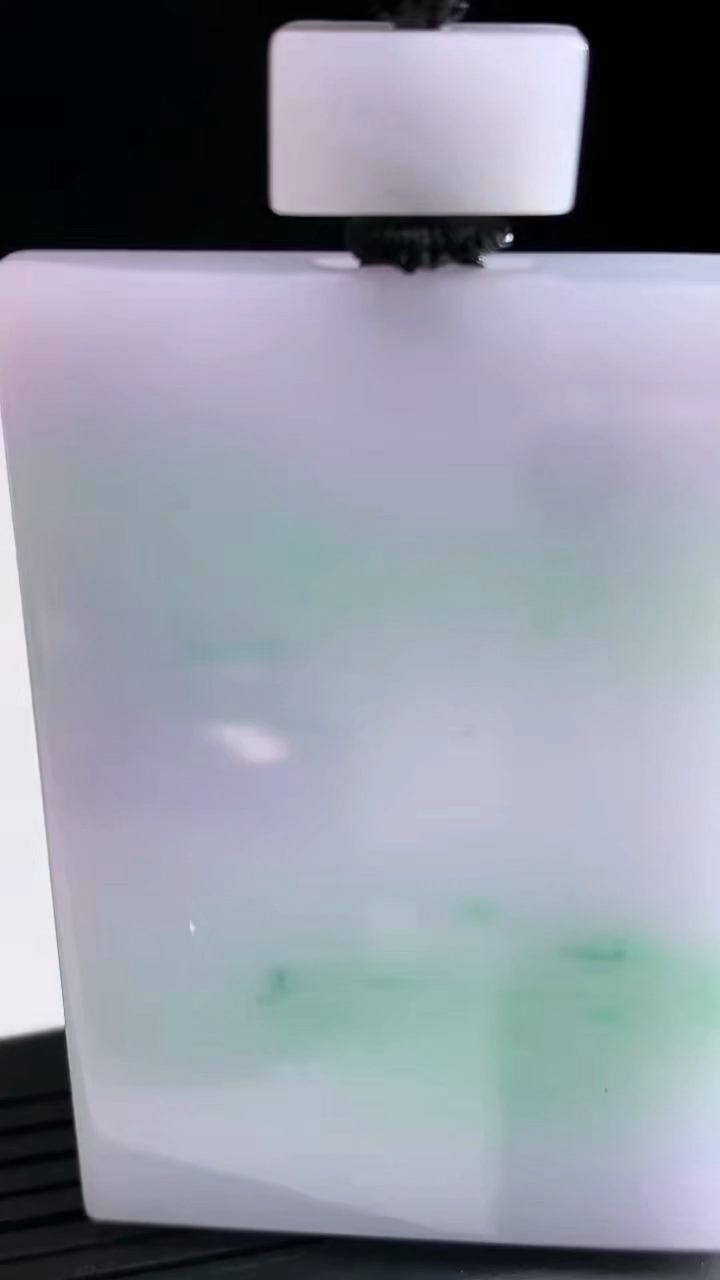 天然A货翡翠无事牌吊坠尺寸60.7-41.5-6.4重量:59.68g
3月25日