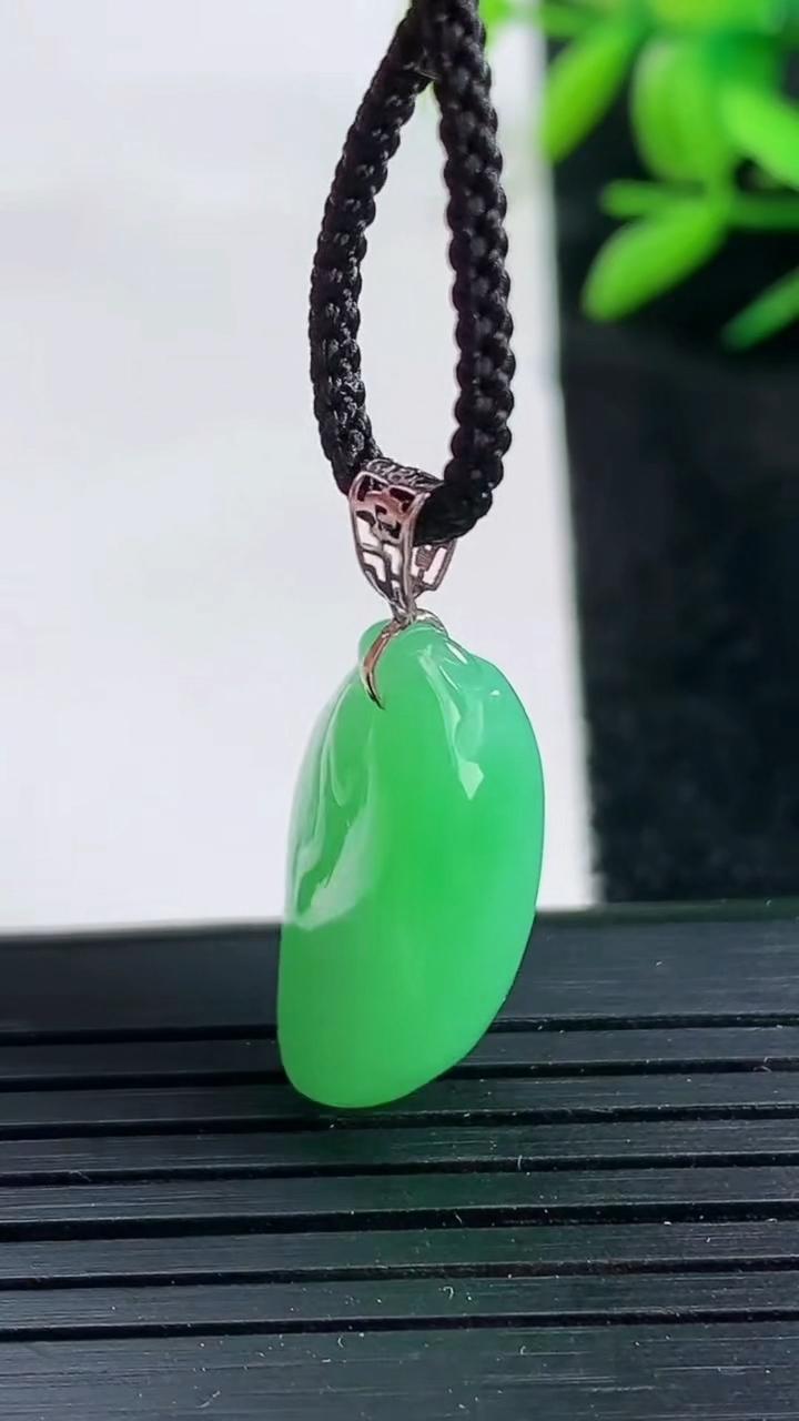 天然A货翡翠寿桃吊坠尺寸22.5-13.7-7.6重量:4.66g
3月25日