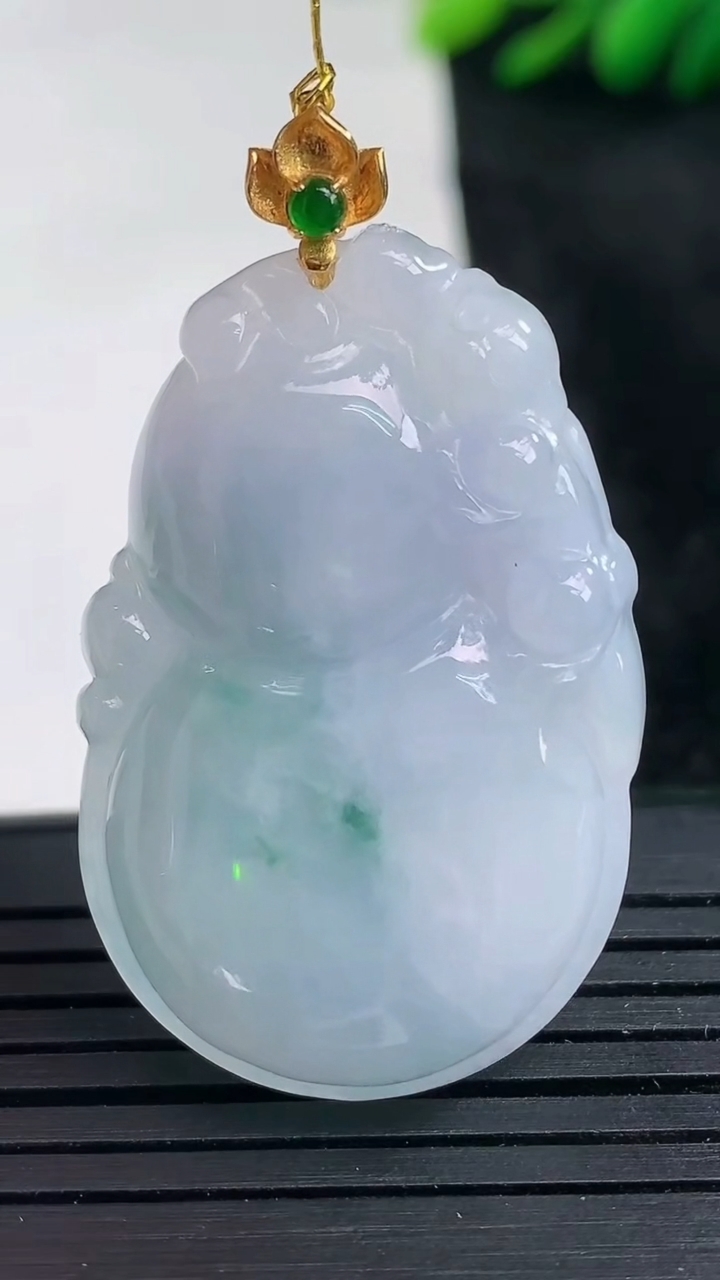 天然A货翡翠18K金紫罗兰飘花葫芦吊坠尺寸37.7-24.1-6.3重量:10.98g
3月25日