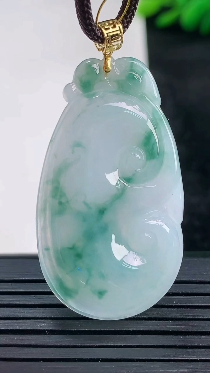 天然A货翡翠18K金飘花如意吊坠尺寸42-23.8-3.6重量:8.68g
3月25日