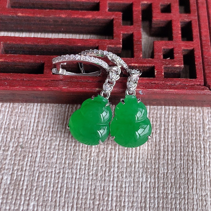 天然A货翡翠18K金伴钻镶嵌阳绿葫芦耳坠 
尺寸10.4-8.5-5mm 重量3.75g 0324