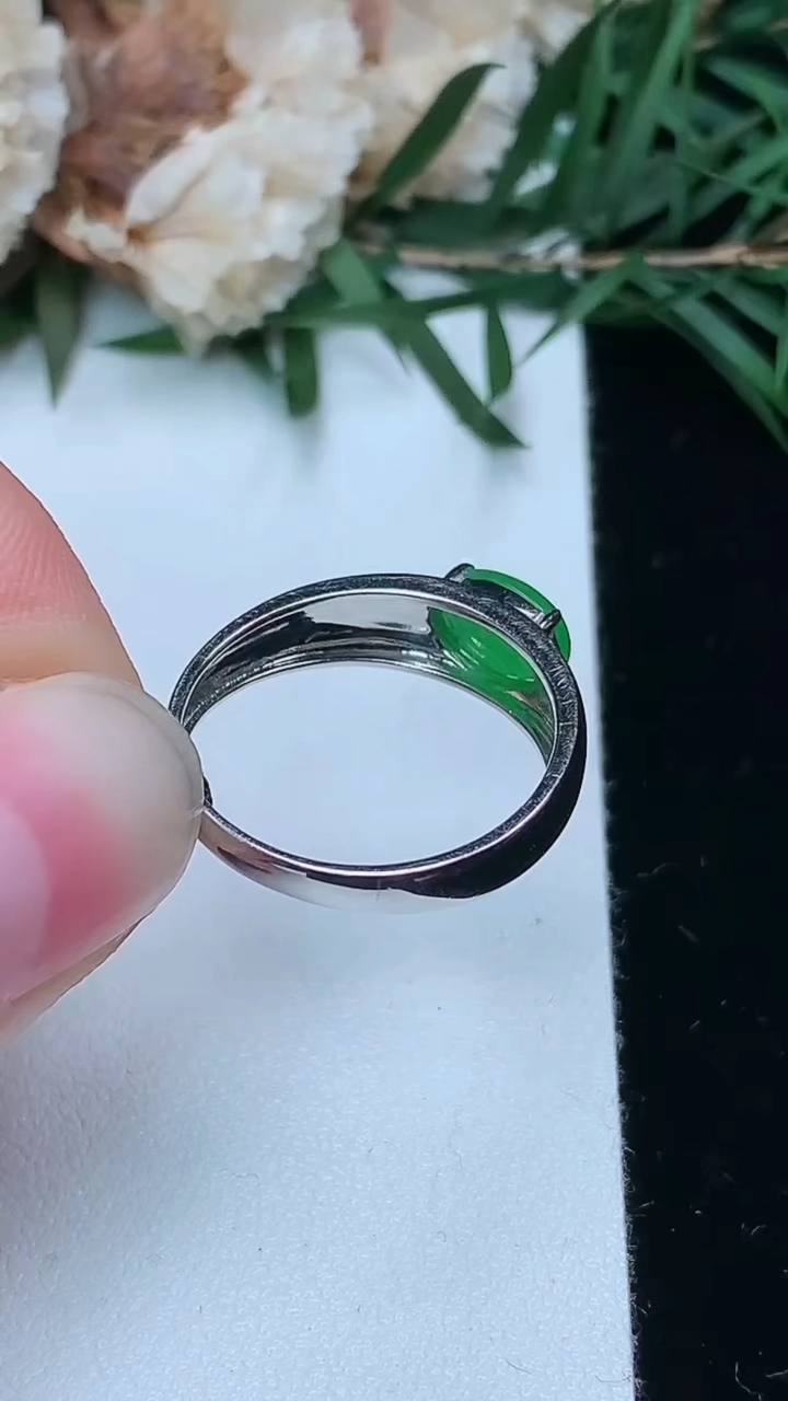 天然A货翡翠蛋面戒指，尺寸17.4-7.4-5.6，重量:1.82g2026年3月25日
工厂直销收藏佳品,种好水足，色泽均匀，有种有色，上手高大气！