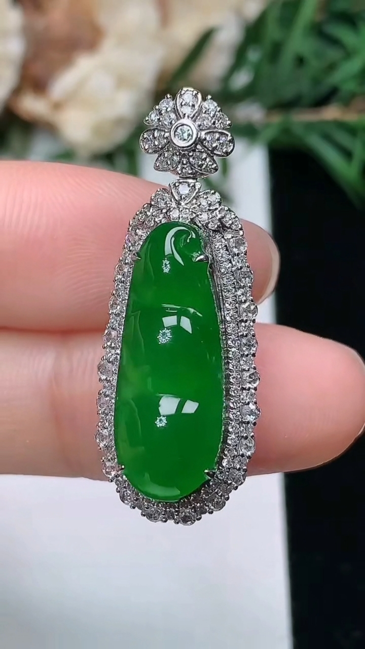 天然A货翡翠福豆吊坠，尺寸32.2-12.3-11.3
3月25日