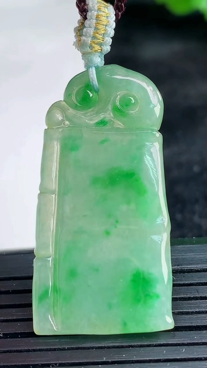 天然A货翡翠节节高升 竹节吊坠尺寸37.7-18.7-3.7重量:5.59g
3月25日