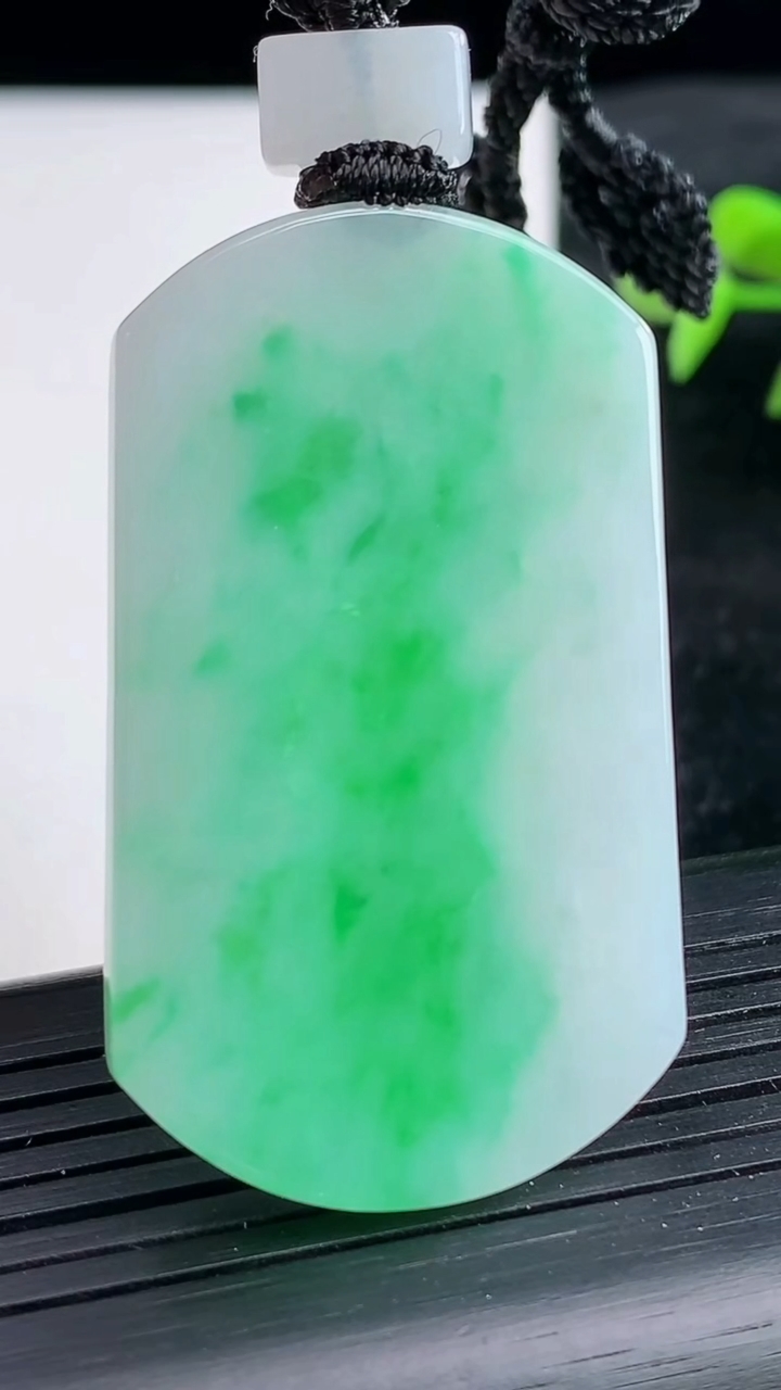 天然A货翡翠无事牌吊坠尺寸47.5-28.5-3.8重量:19.22g
3月25日