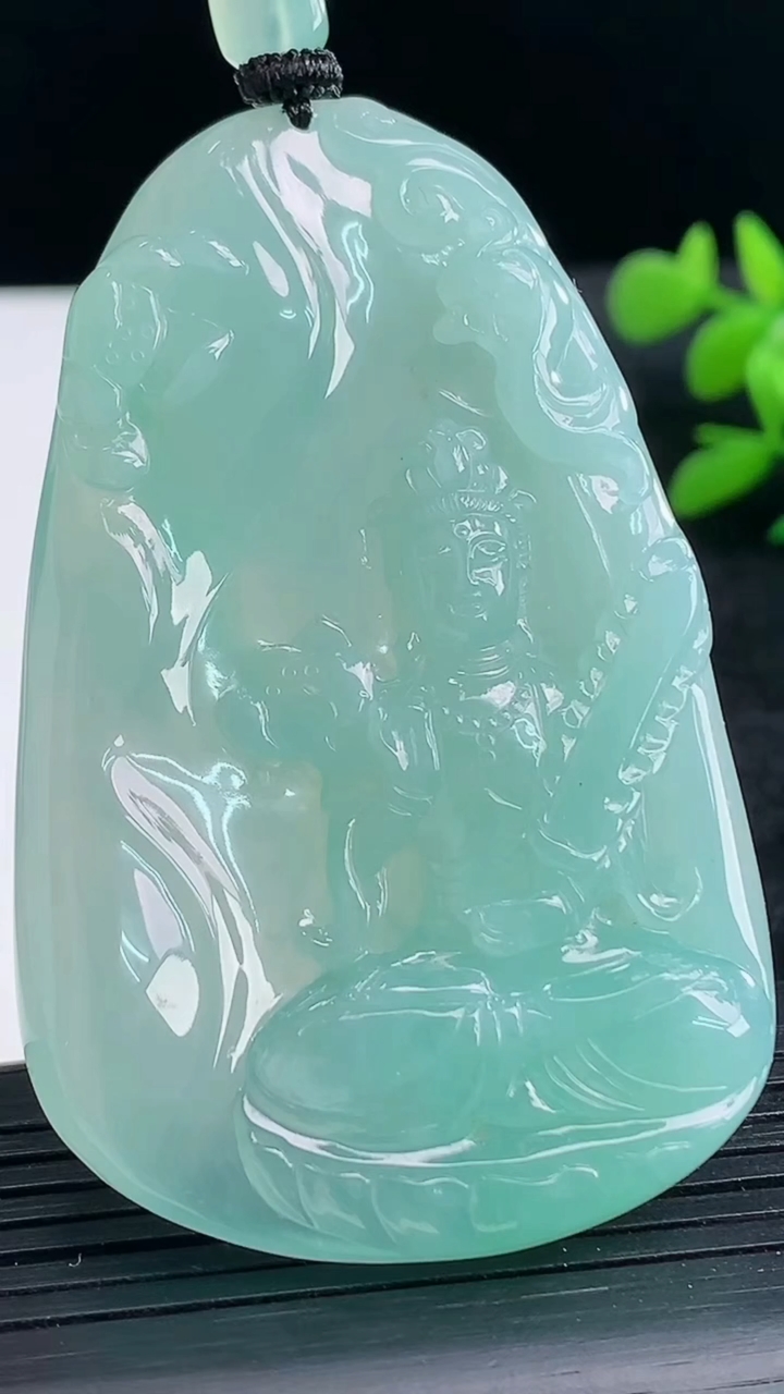 天然A货翡翠虚空藏菩萨吊坠尺寸65.1-40.1-7.3重量:42.31g
3月25日