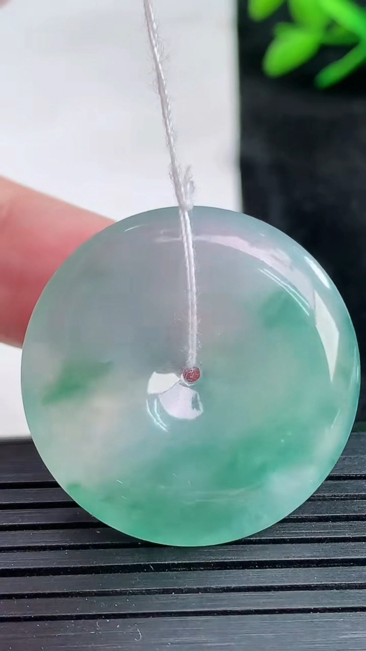 天然A货翡翠种飘花平安扣吊坠尺寸31.3-5.7重量:11.51g
3月25日