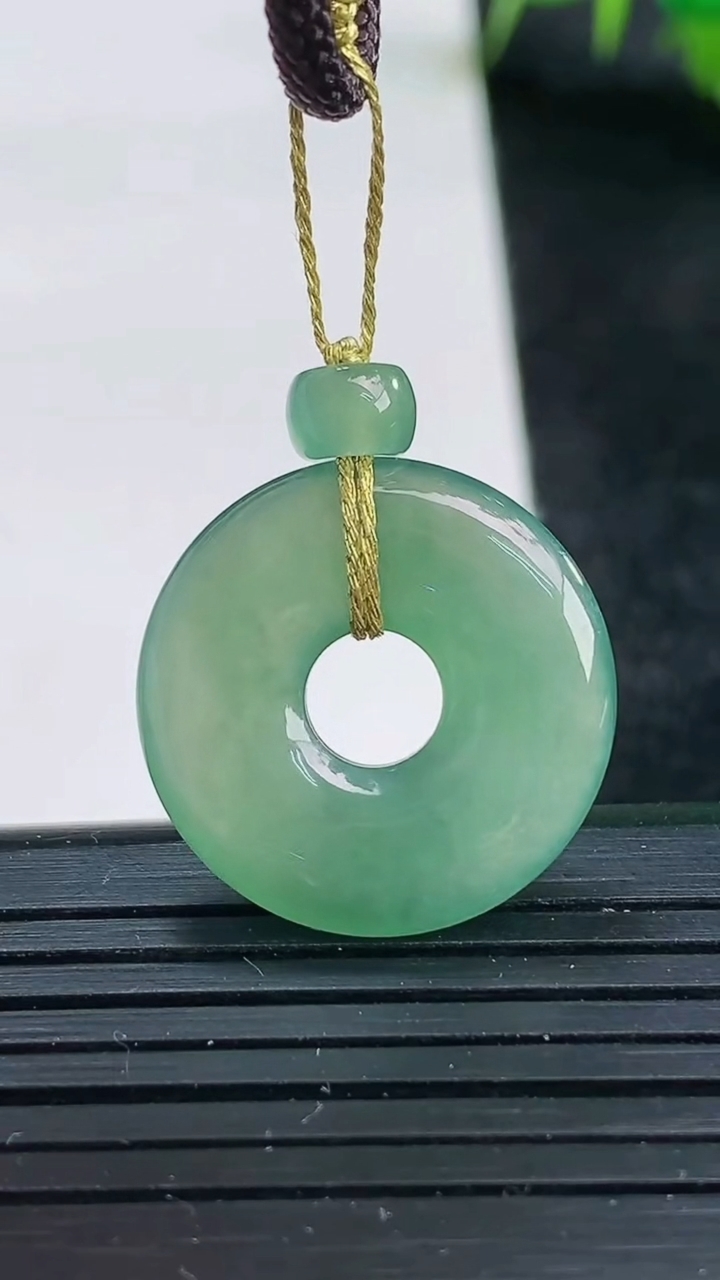 天然A货翡翠平安环吊坠尺寸21.1-3.8重量:3.81g
3月25日