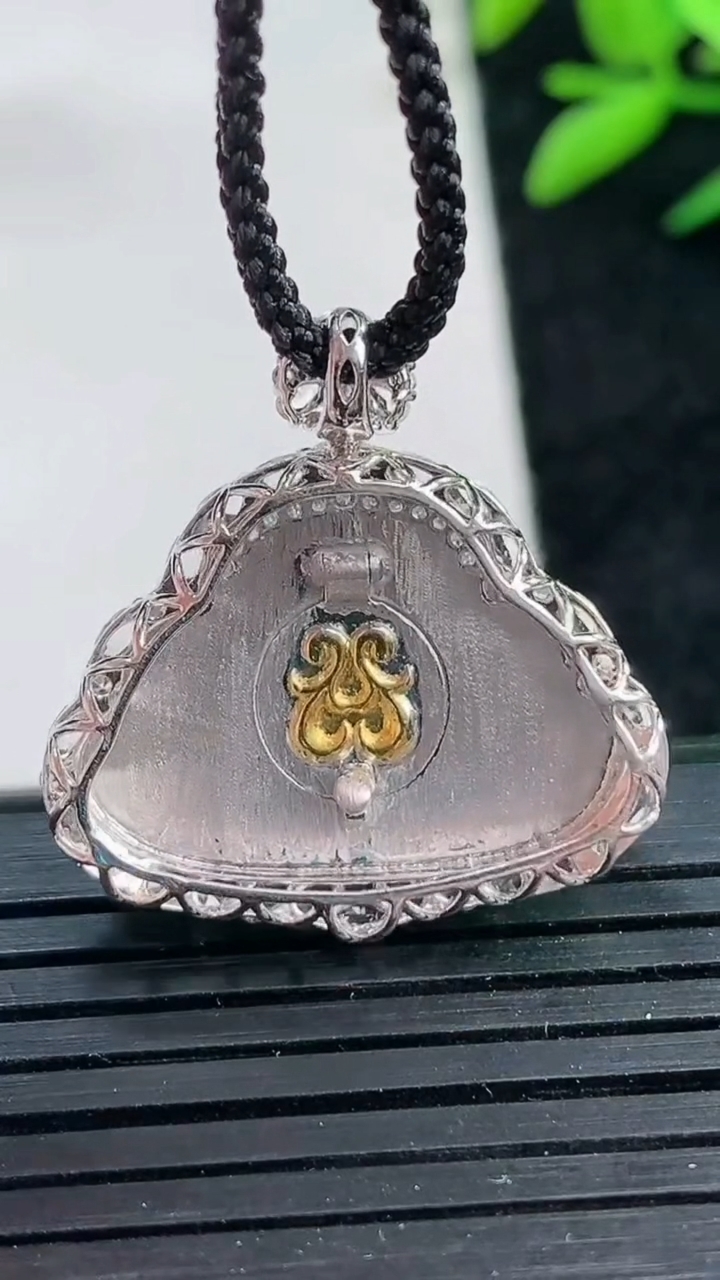 天然A货翡翠佛公吊坠尺寸25.5-25.3-8.9裸石14.9-22.6重量:4.38g
3月25日