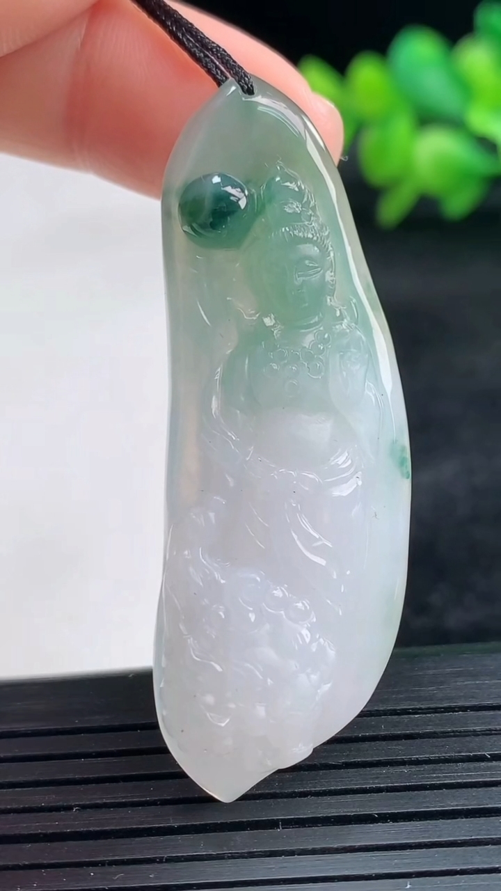 天然A货翡翠飘花文殊菩萨吊坠尺寸52.8-18.4-6.6重量:11.18g
3月25日