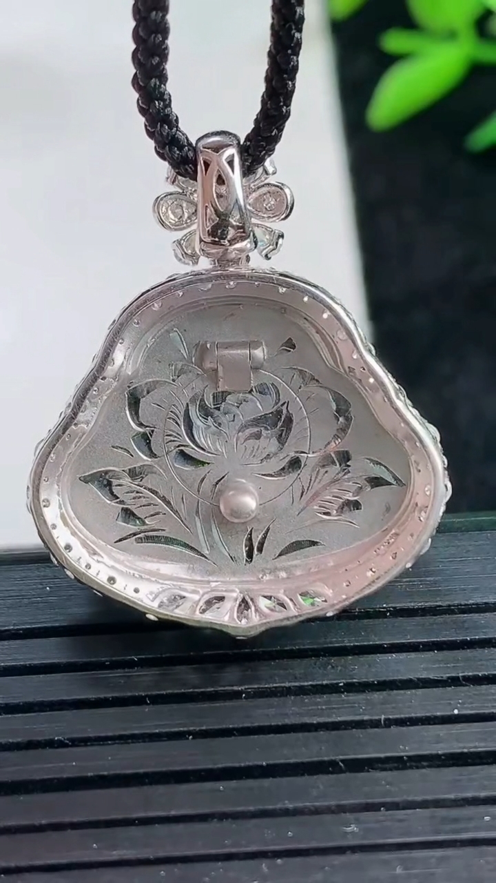 天然A货翡翠种白冰佛公吊坠尺寸28.7-24.3-9裸石15.5-20.8重量:5.88g
3月25日