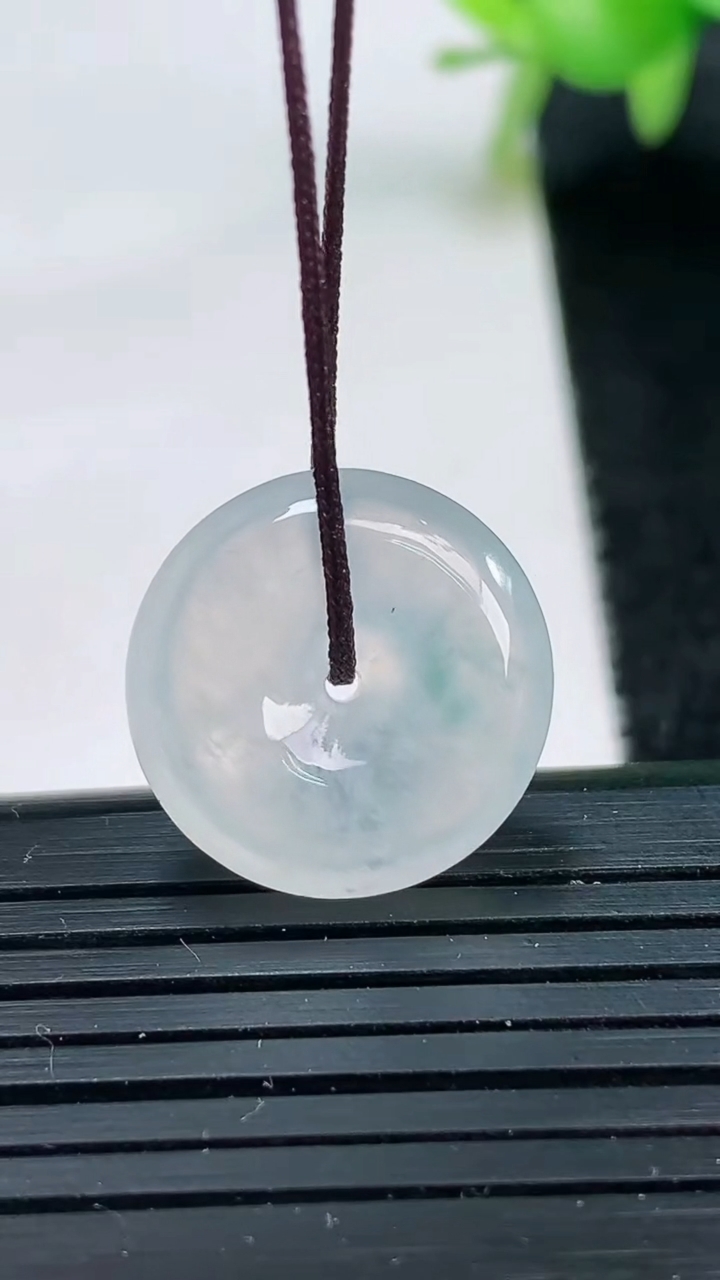 天然A货翡翠冰种飘花平安扣吊坠尺寸17.4-5.3重量:3.49g
3月25日