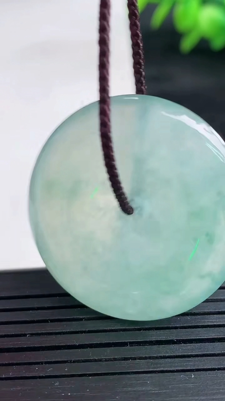 天然A货翡翠冰种飘花平安扣吊坠尺寸33.9-5.7重量:14.01g
3月25日