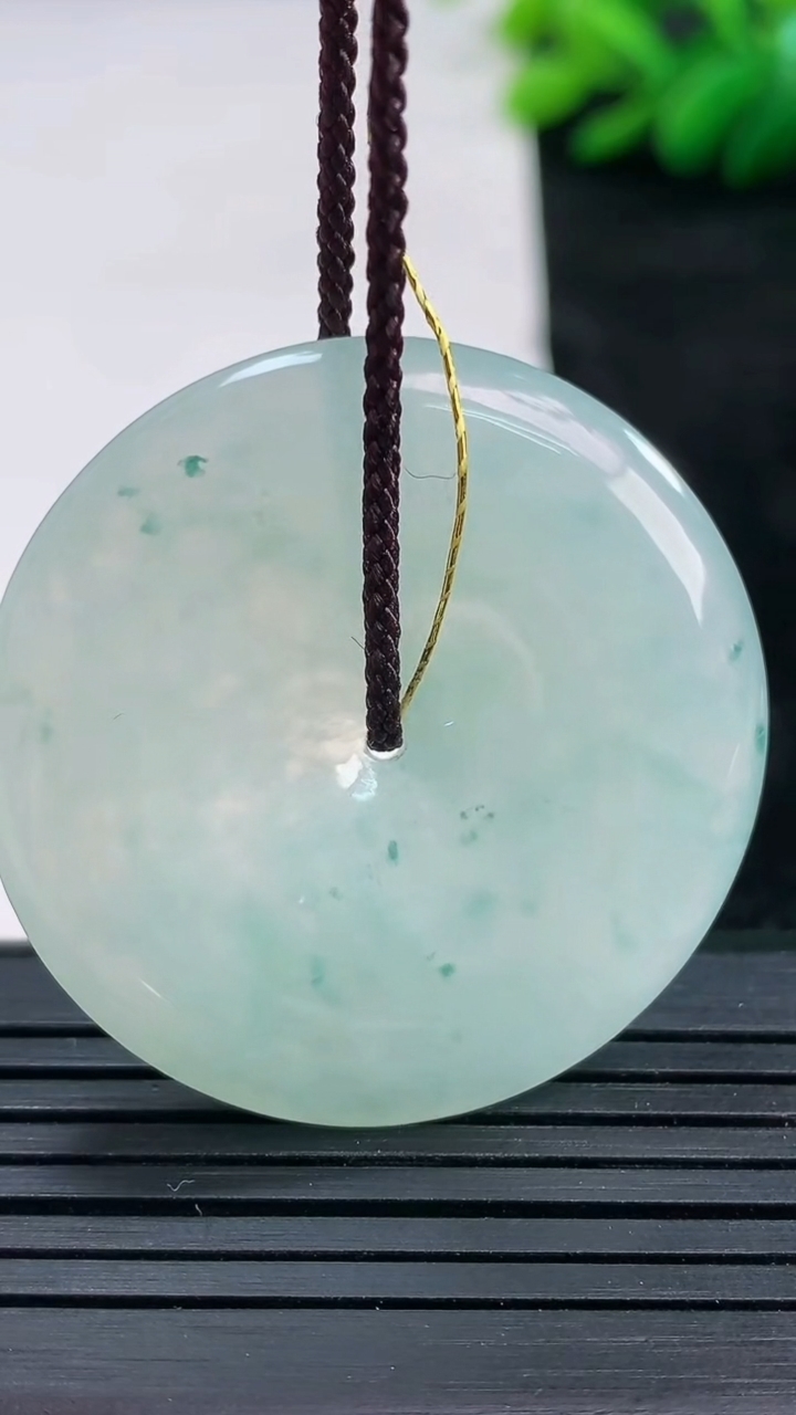 天然A货翡翠飘花平安扣吊坠尺寸37.5-5.3重量:16.81g
3月25日